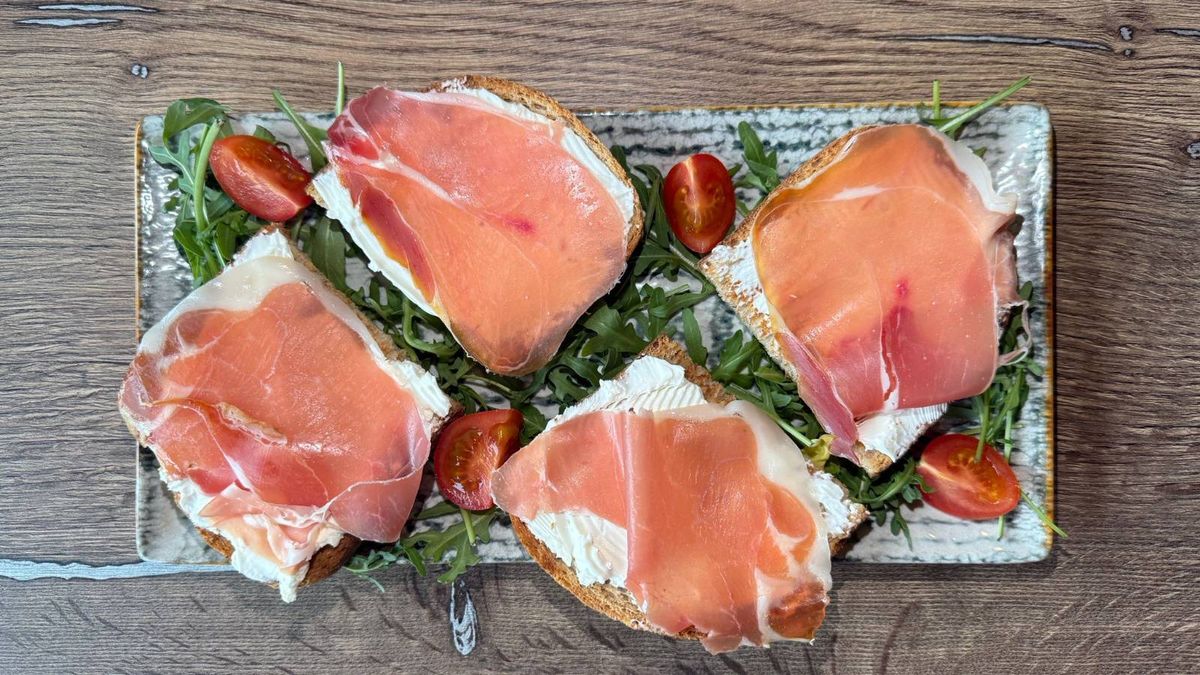 Bruschete cu Crema de Branza si Prosciutto